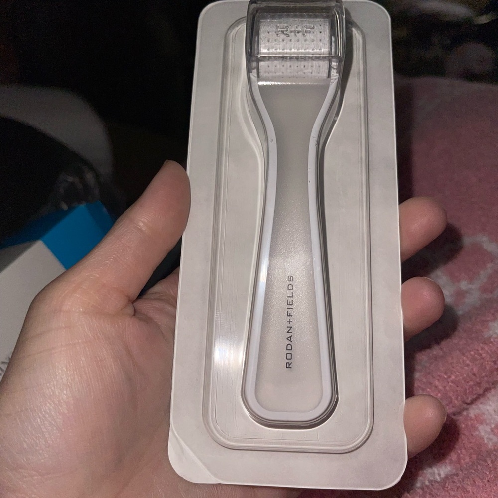 Rodan + Fields Redefine AMP MD Display Kit - come with micro exfoliating roller